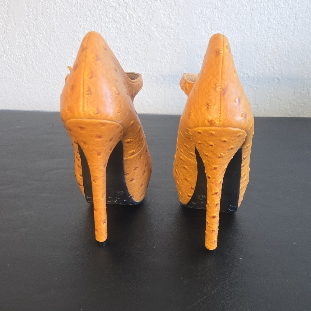 Dollhouse Tan Textured Heels - Picture 4 of 9